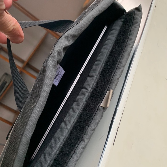 TOM BIHN Urban Minimalist Messenger - 14 x 11 x 2 - Picture 14 of 15